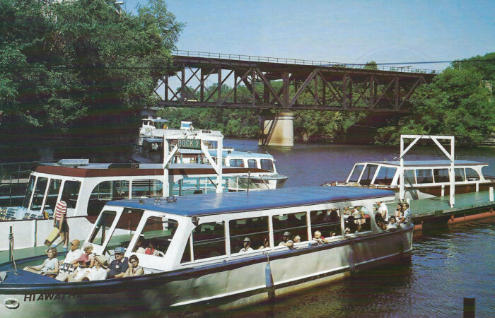 boat tour of dells