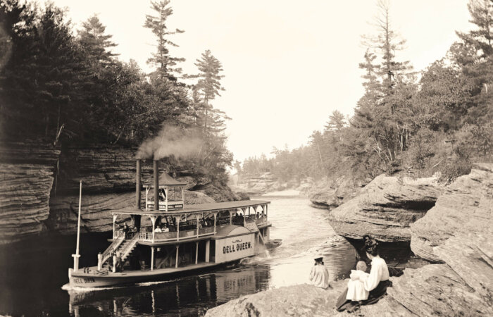 boat tour of dells